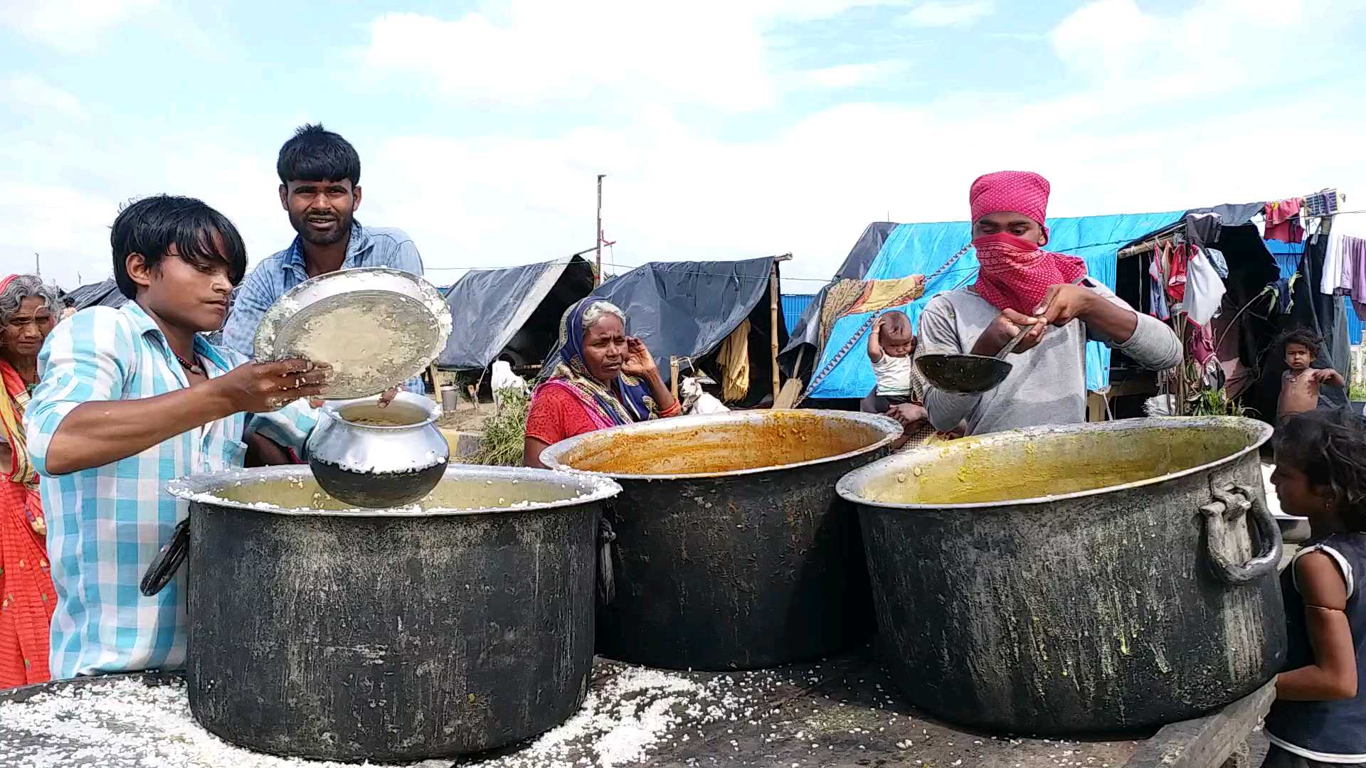 बस इसी सहारे हैं बाढ़ पीड़ित