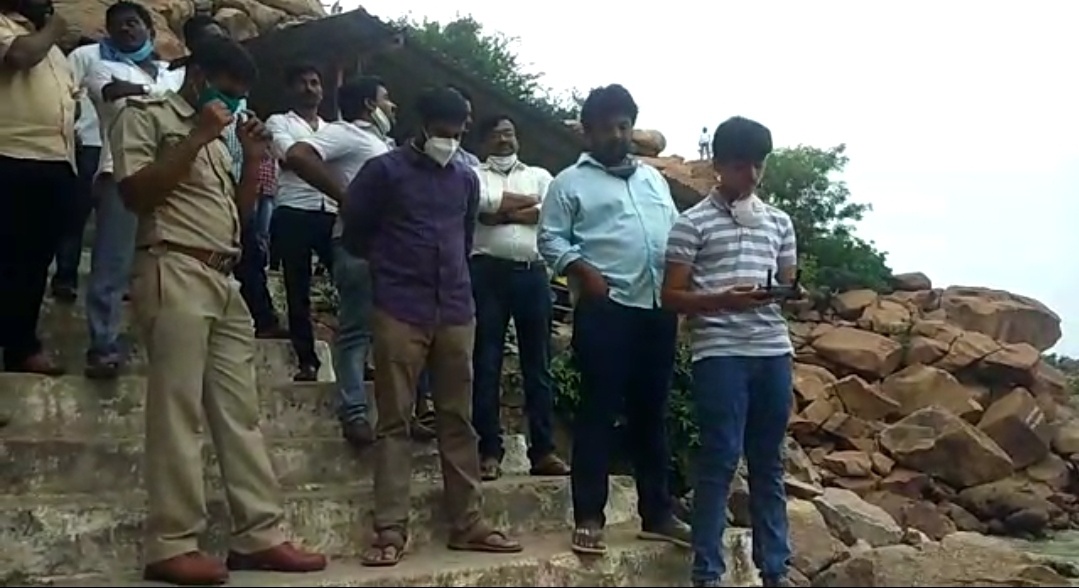 A shepherd gets stuck in the island from past 5 days due to Krishna river flood