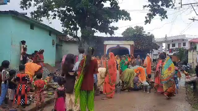 women-wish-for-longevity-of-their-children-in-badhiyatola-of-dongargarh