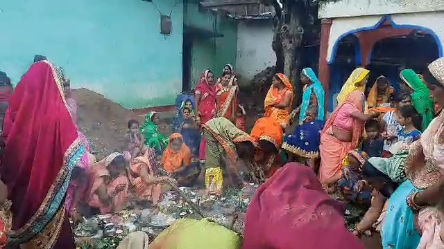 women-wish-for-longevity-of-their-children-in-badhiyatola-of-dongargarh