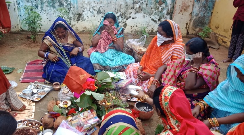 women-celebrate-festival-of-kamarchhath-in-koriya