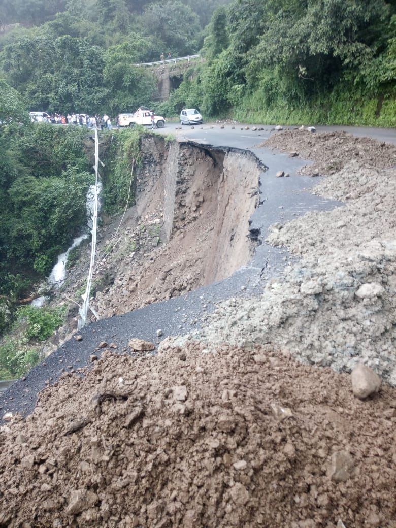 mussoorie-dehradun-road-closed-by-landslide