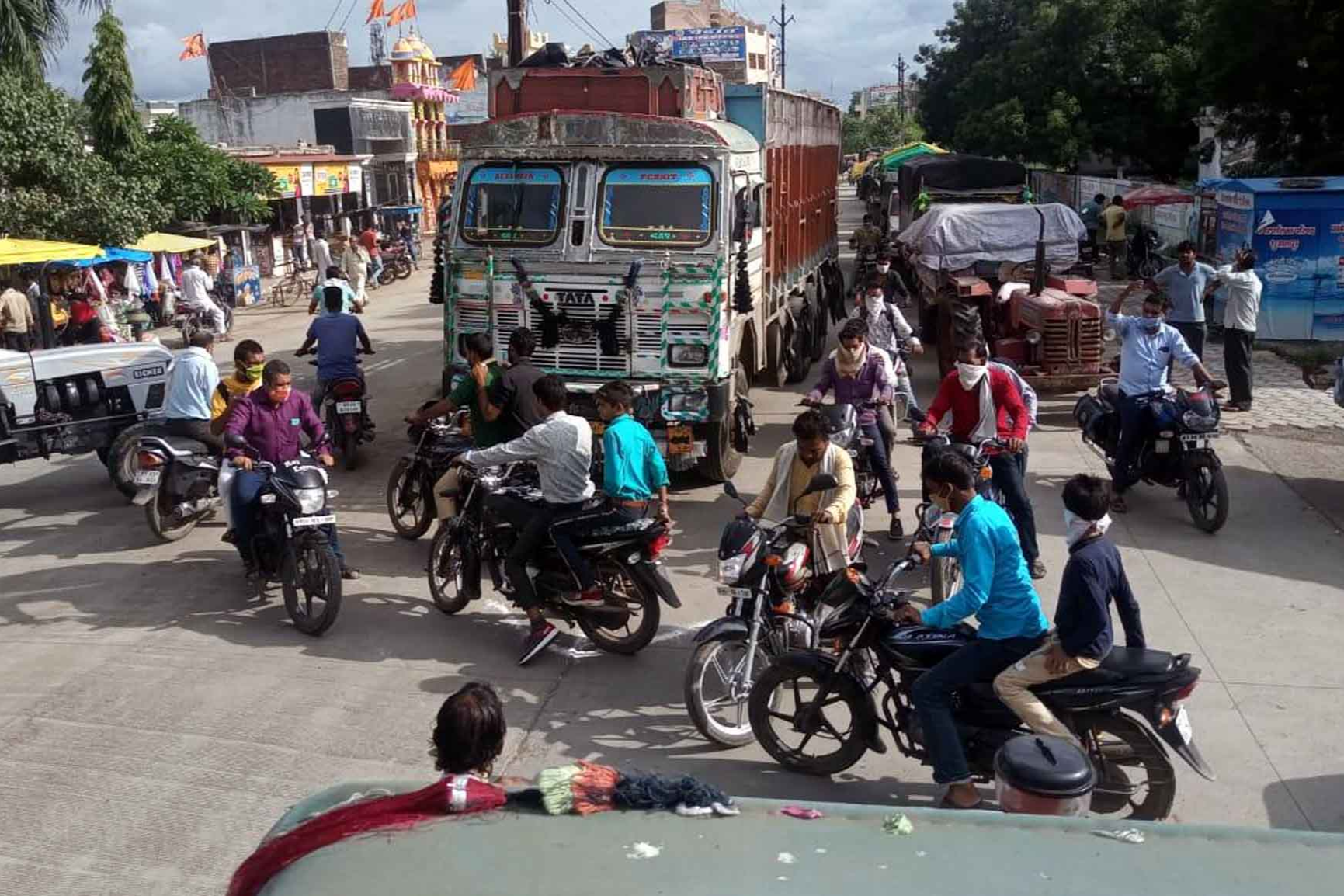 Fierce jam around the market due to excess arrival of onions