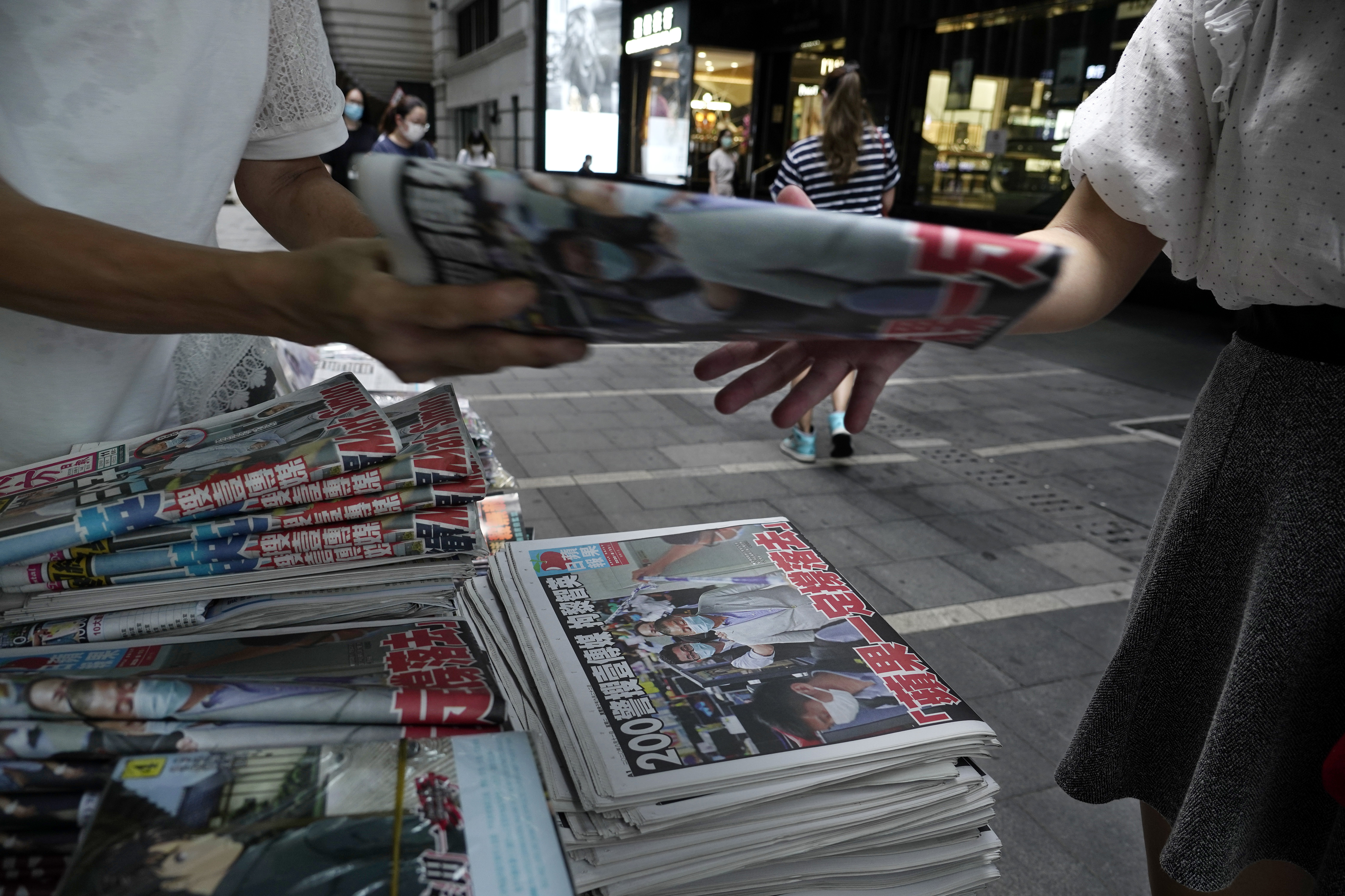 Hong Kong residents buy newspaper to support free press