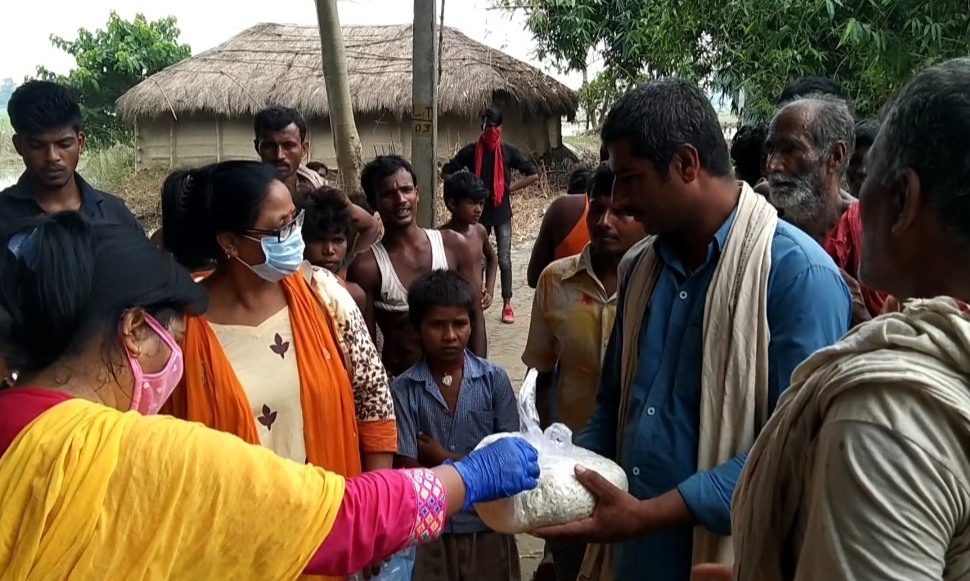 बाढ़ पीड़ितों की मदद करती मैरी एडलीन