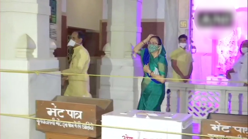 Madhya Pradesh CM offers prayers along with his wife