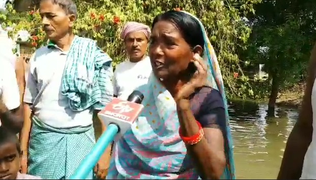 आपबीती सुनाती महिला