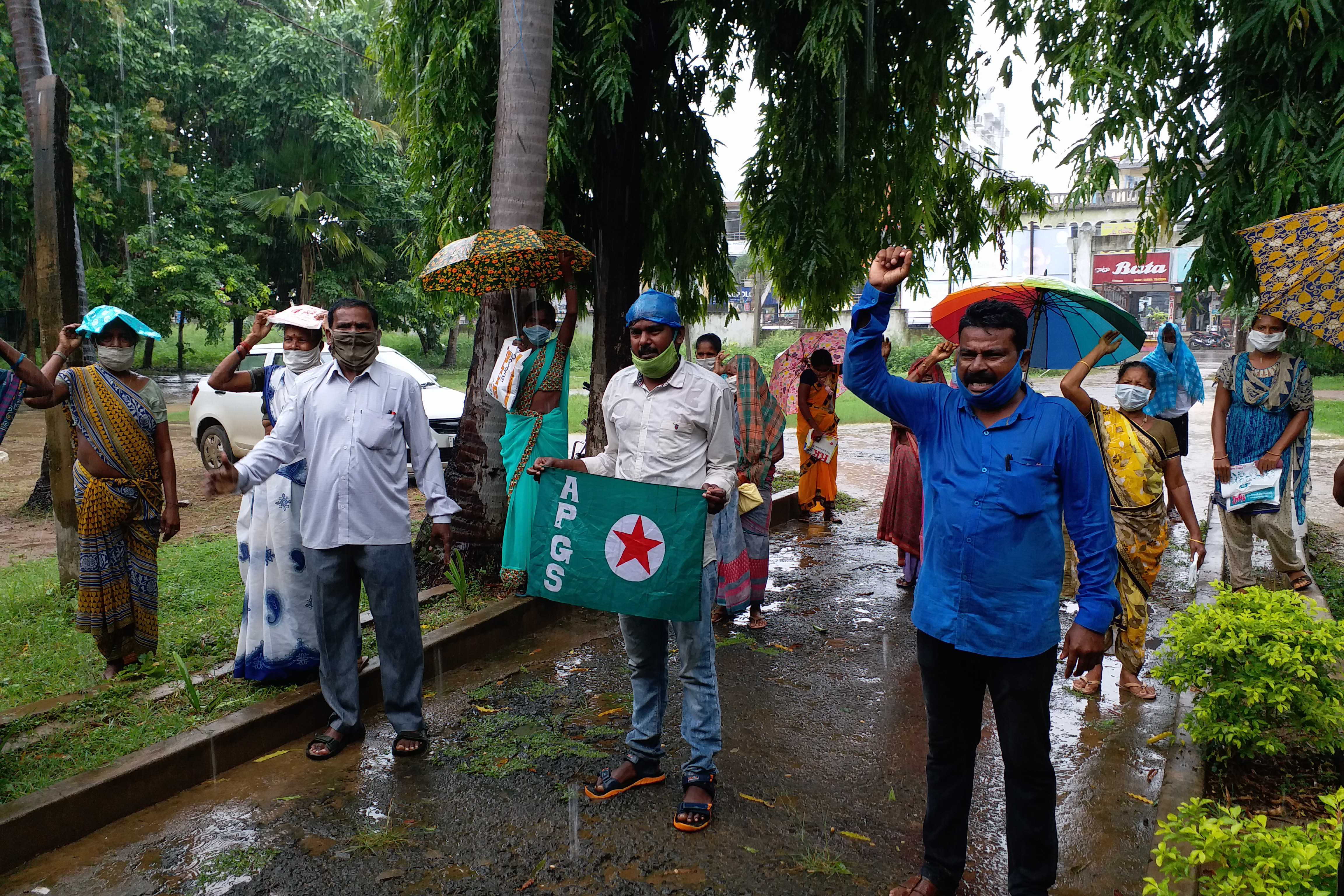 నర్సీపట్నంలో గిరిజన సంఘాల ఆందోళన