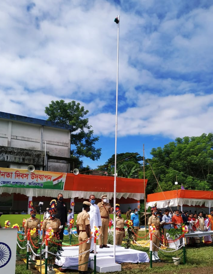 কৰিমগঞ্জত পতাকা উত্তোলনৰ বাবে সাজুহোৱাৰ মুহূৰ্তত পৰিমল শুক্লবৈদ্য