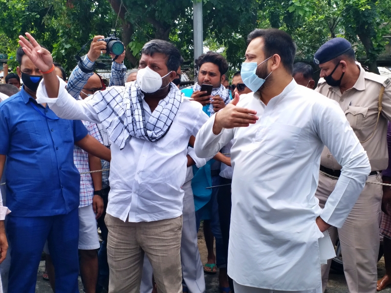 news of tejashwi yadav,  Leader of Opposition Tejashwi Yadav,  tejashwi yadav visited flood affected area of saran,  flood in bihar,  flood in chhapara,  तेजस्वी यादव की खबरें, तेजस्वी यादव ने बाढ़ प्रभावित क्षेत्र का किया दौरा, छपरा में बाढ़