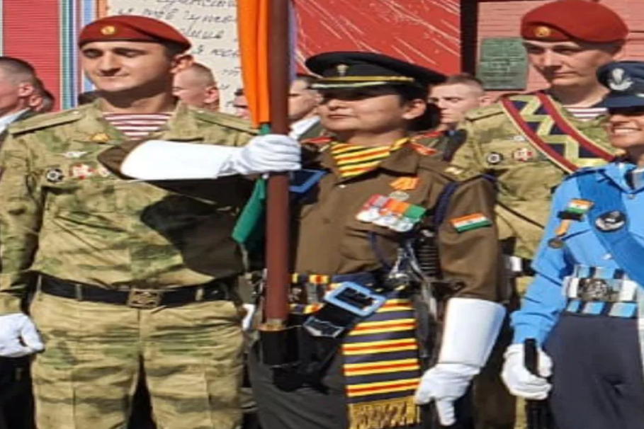 Woman Army officer assists PM Modi in unfurling tricolour