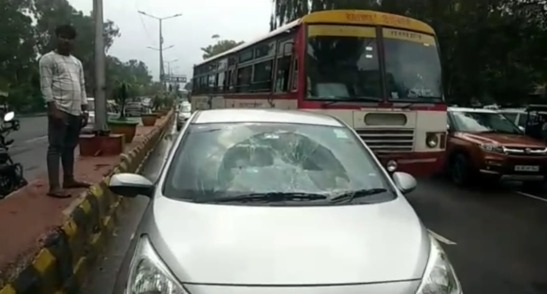 Bike riders beat up car riders in front of Ghaziabad Traffic Police