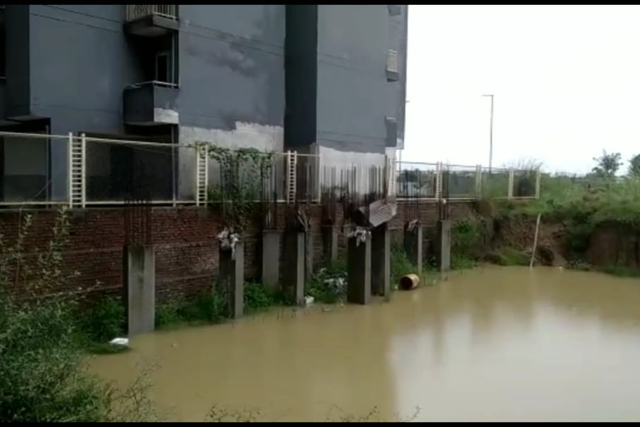 Building boundary wall collapses due to damping in Ghaziabad