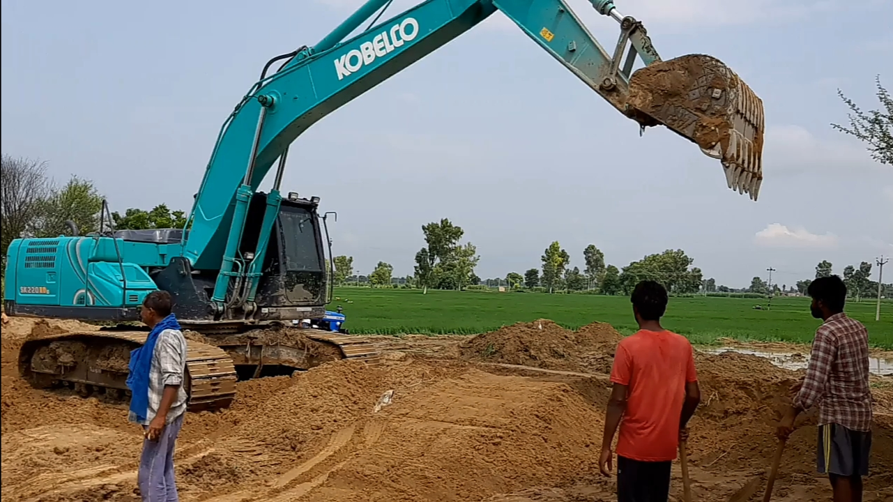 Fazilka: Fissure in canal, water in farmers' crops