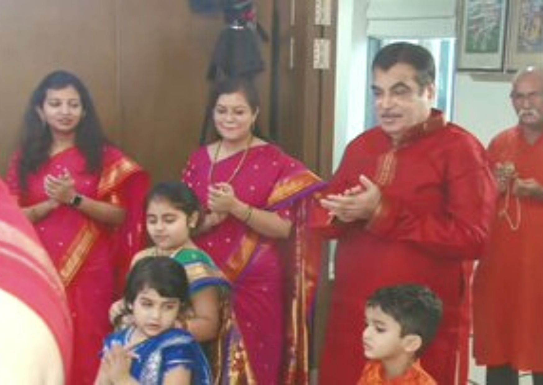 Nitin Gadkari offers prayers to Lord Ganesha on Ganesh Chaturthi