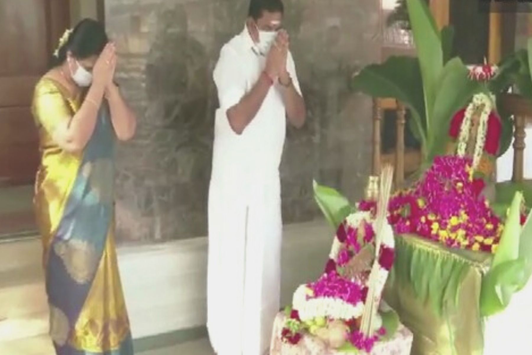 Tamil Nadu CM offers prayers to Lord Ganesha at his residence