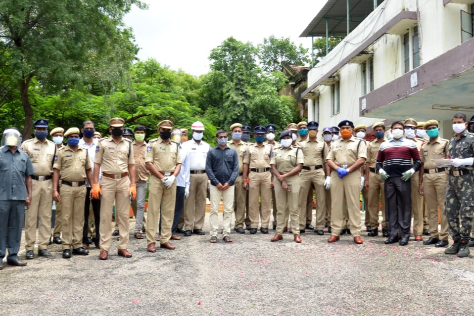 mahabubnagar sp welcome to corona warriors with flowers