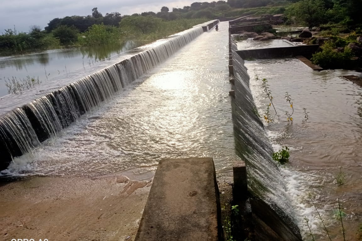 నిండు కుండలా పోచారం... అలుగు పోస్తున్న జలాశయం