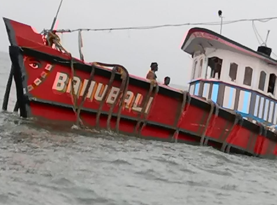 Fishing boat collides with rock in Udupi