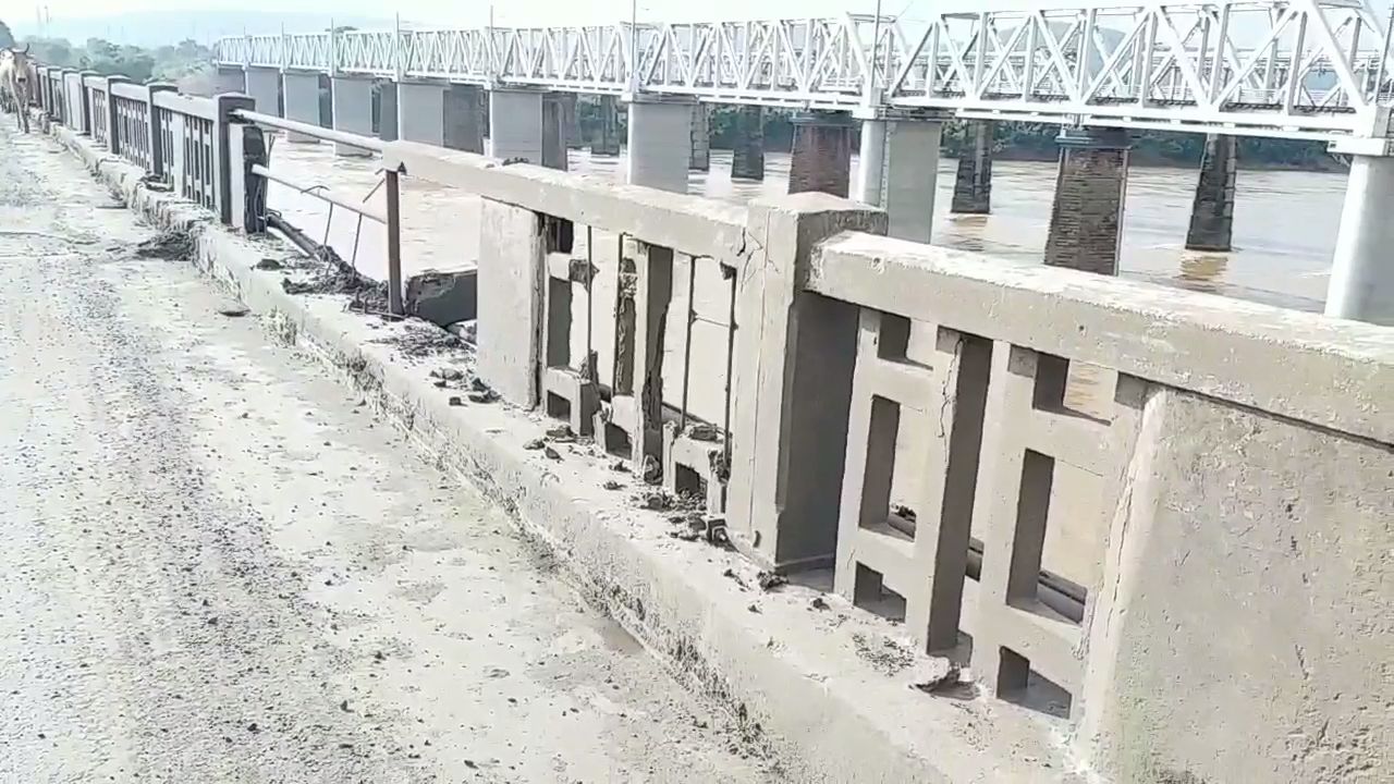 Railroad of Narmada Bridge still broken