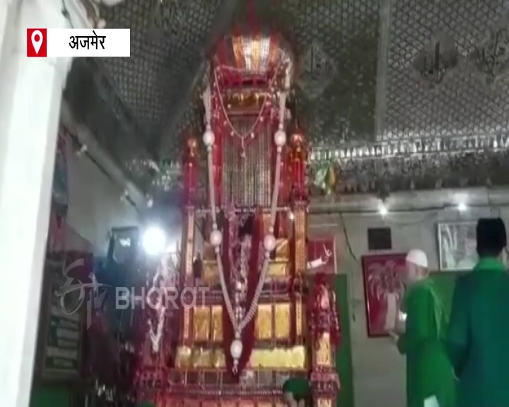 Crowd gathering in Bada Tazia preparing to take Tazia - बड़ा ताजिया में  उमड़ रही भीड़, ताजिया उठाने की तैयारी, प्रयागराज न्यूज