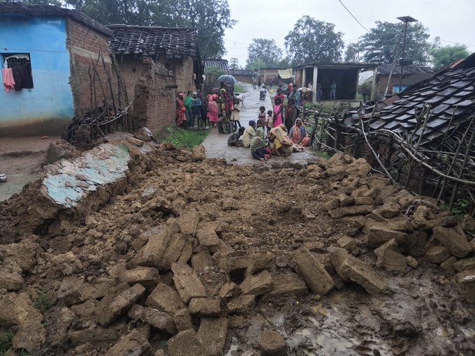 Mud wall collapsed in MP