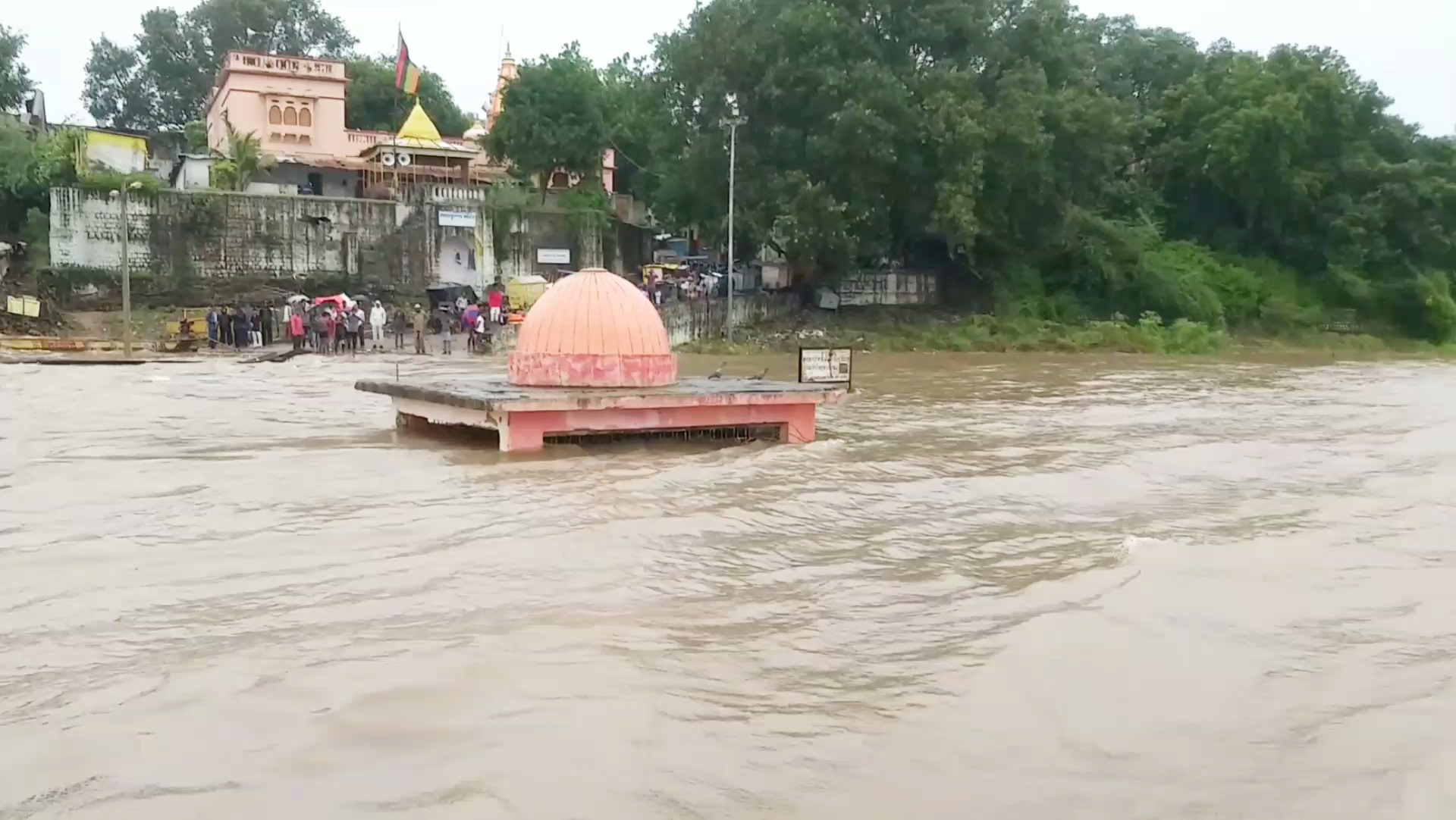 163 meters of Narmada water level at Barwah bridge khargon