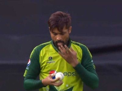 England vs Pakistan: Mohammad Amir forgets saliva ban in 1st T20I