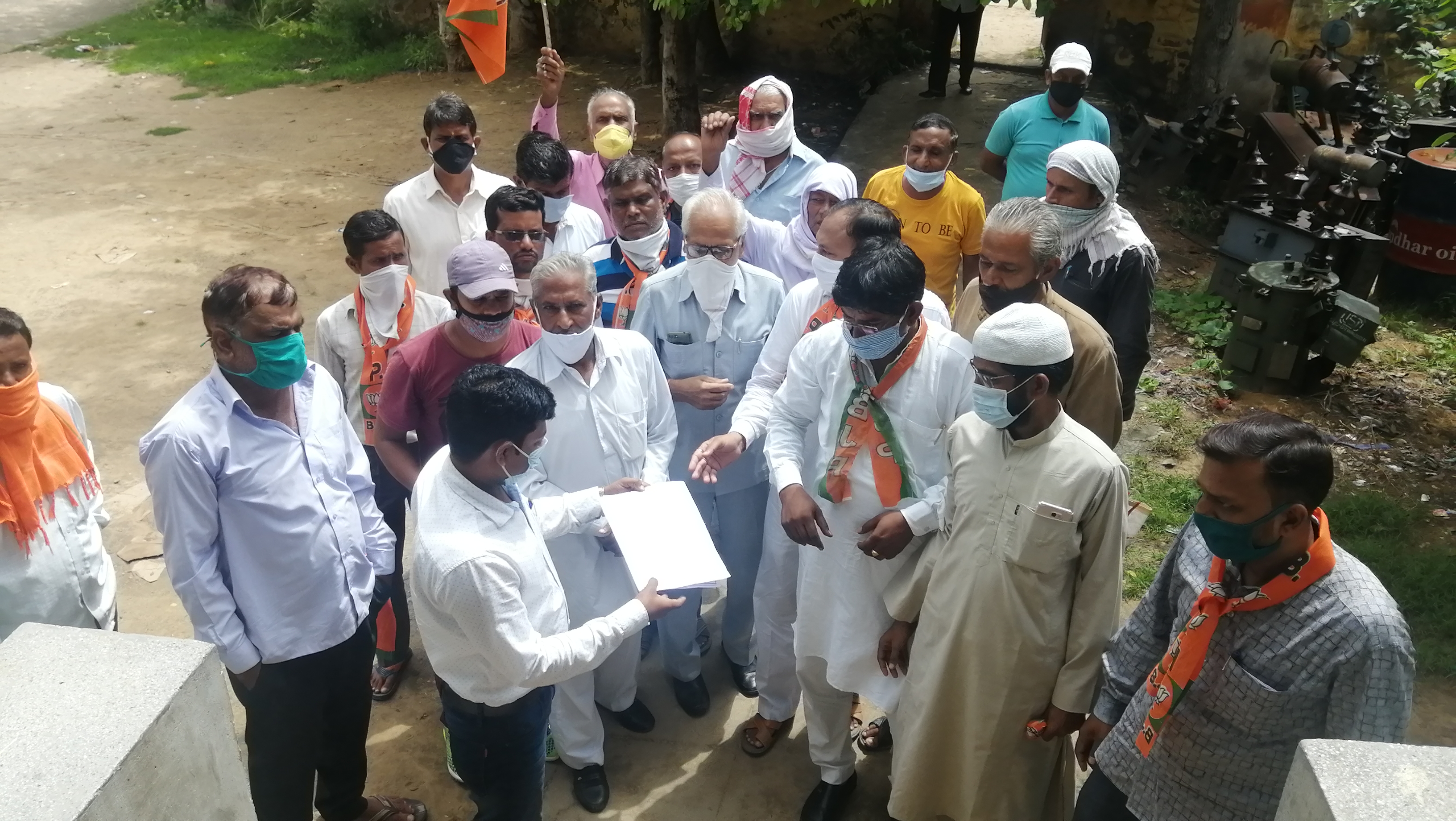 BJP handing over memorandum in Khandela of Sikar district