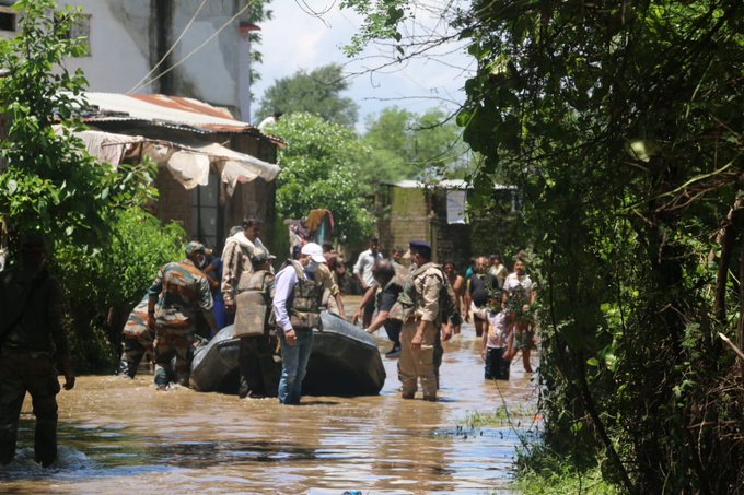 गांवों में घुसा बाढ़ का पानी
