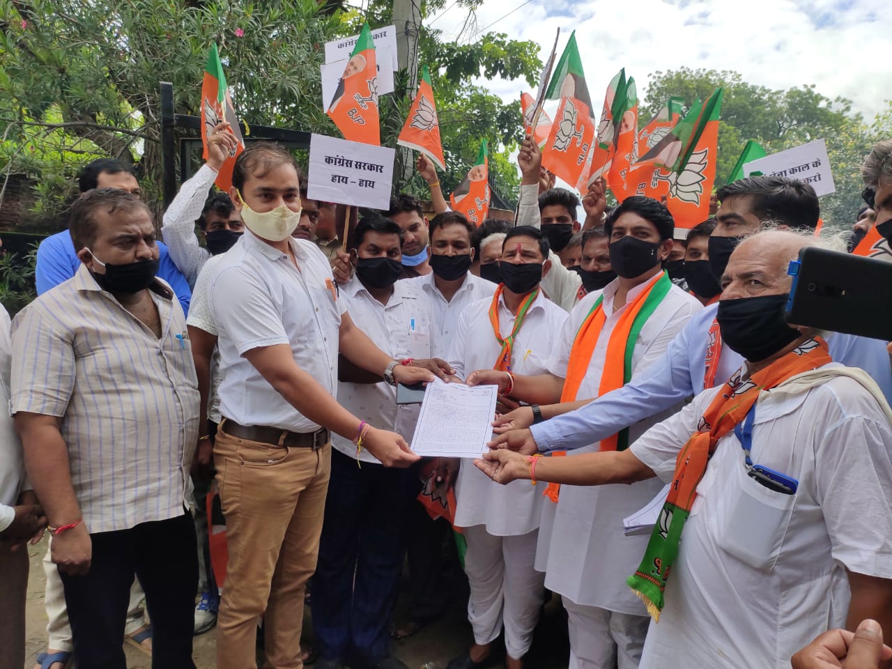 increased electricity rates,  bjp protest againest congress