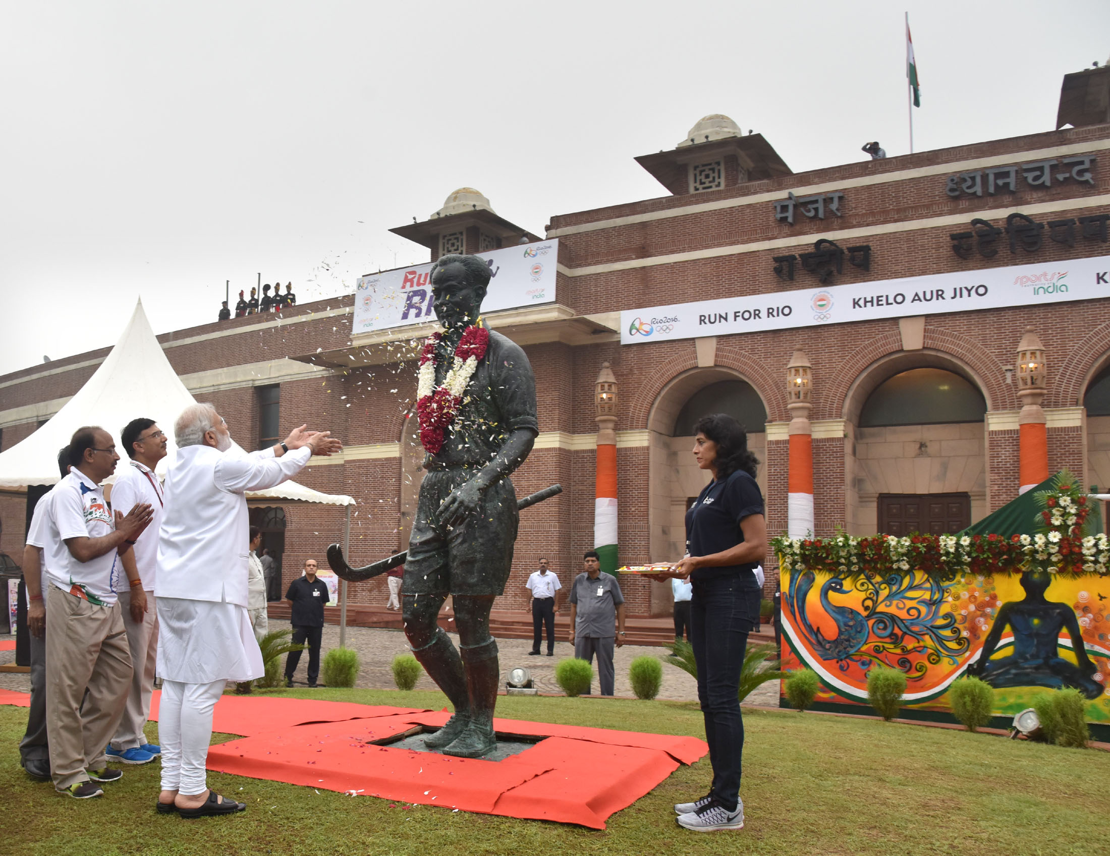 ध्यानचंद की प्रतिमा पर फूल चढ़ाते प्रधानमंत्री