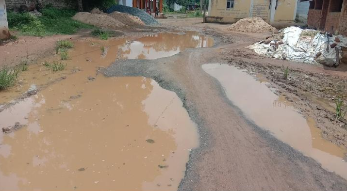 Condition of roads of  Prime Minister Gram Sadak Yojana is dismal in janjgir champa