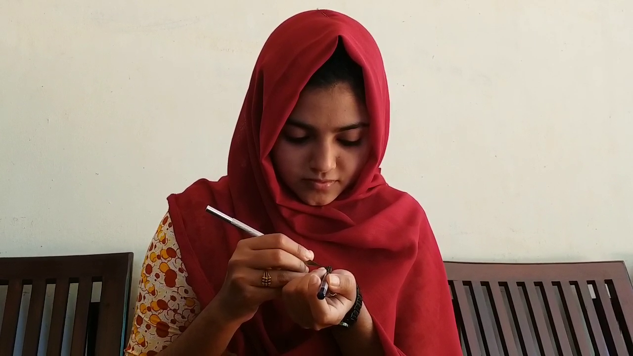 Kerala girl creates wonders in pencil lead carving