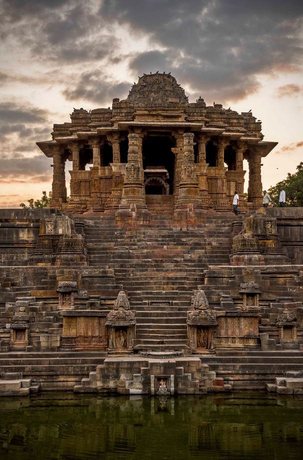 The sun temple of Modhera Gujarat, History and Elegance meet, unkown facts, modhera sun temple, ଅଜଣା କଥା, ମୋଢ଼େରା ସୂର୍ଯ୍ୟ ମନ୍ଦିର, ଗୁଜରାଟ ମୋଢ଼େରା, ସୂର୍ଯ୍ୟଙ୍କ ପୂଜା