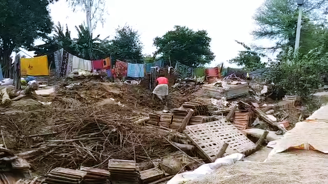 Houses fell due to floods in the village