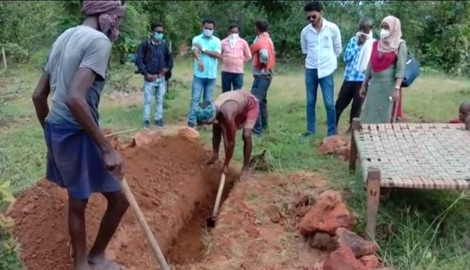 Vijayanagar police dug up the grave and removed the corpse