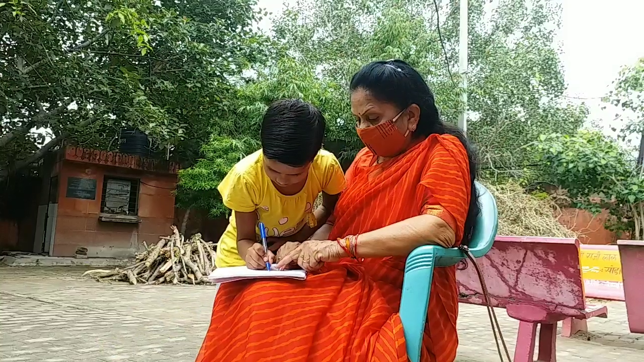 Premlata is teaching students in free of cost