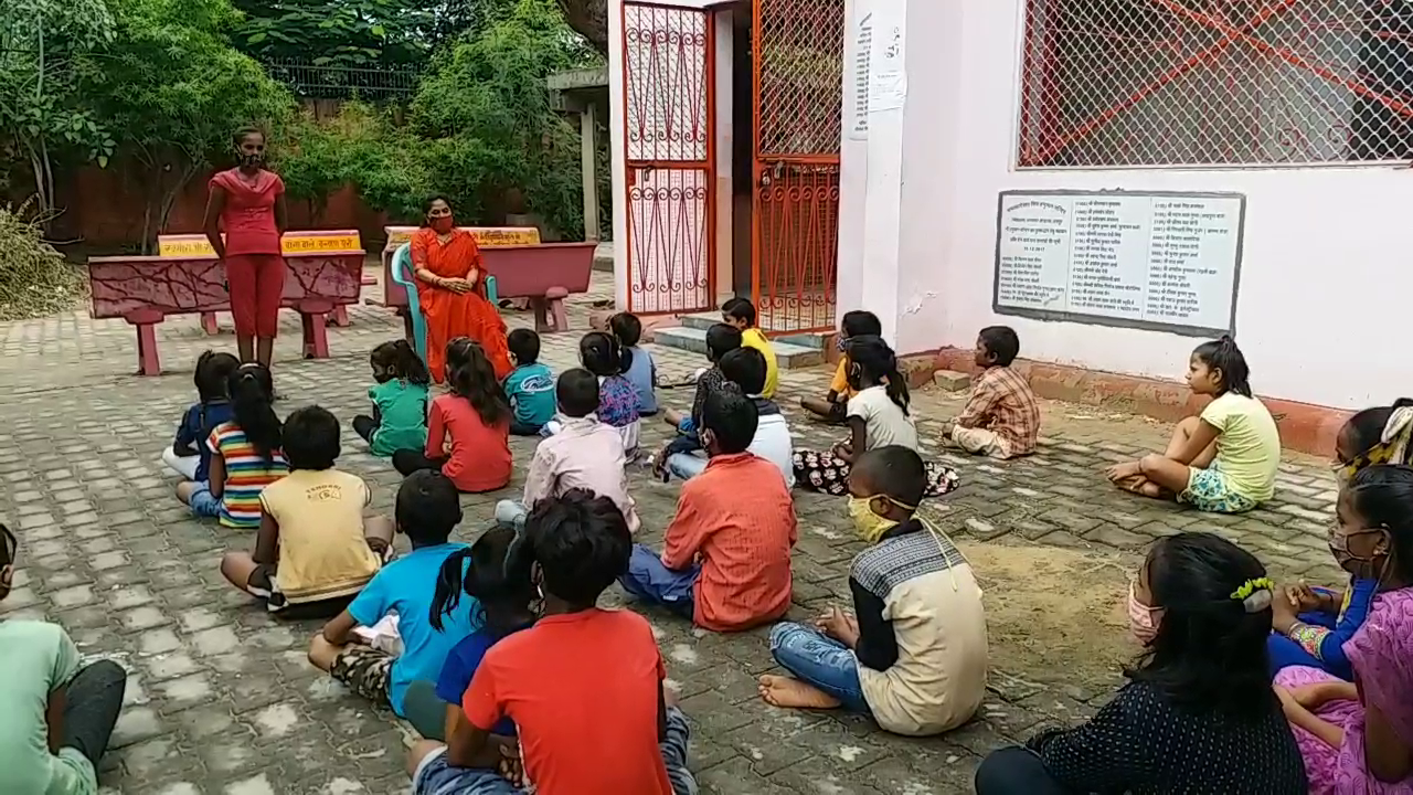 Premlata is teaching students in free of cost