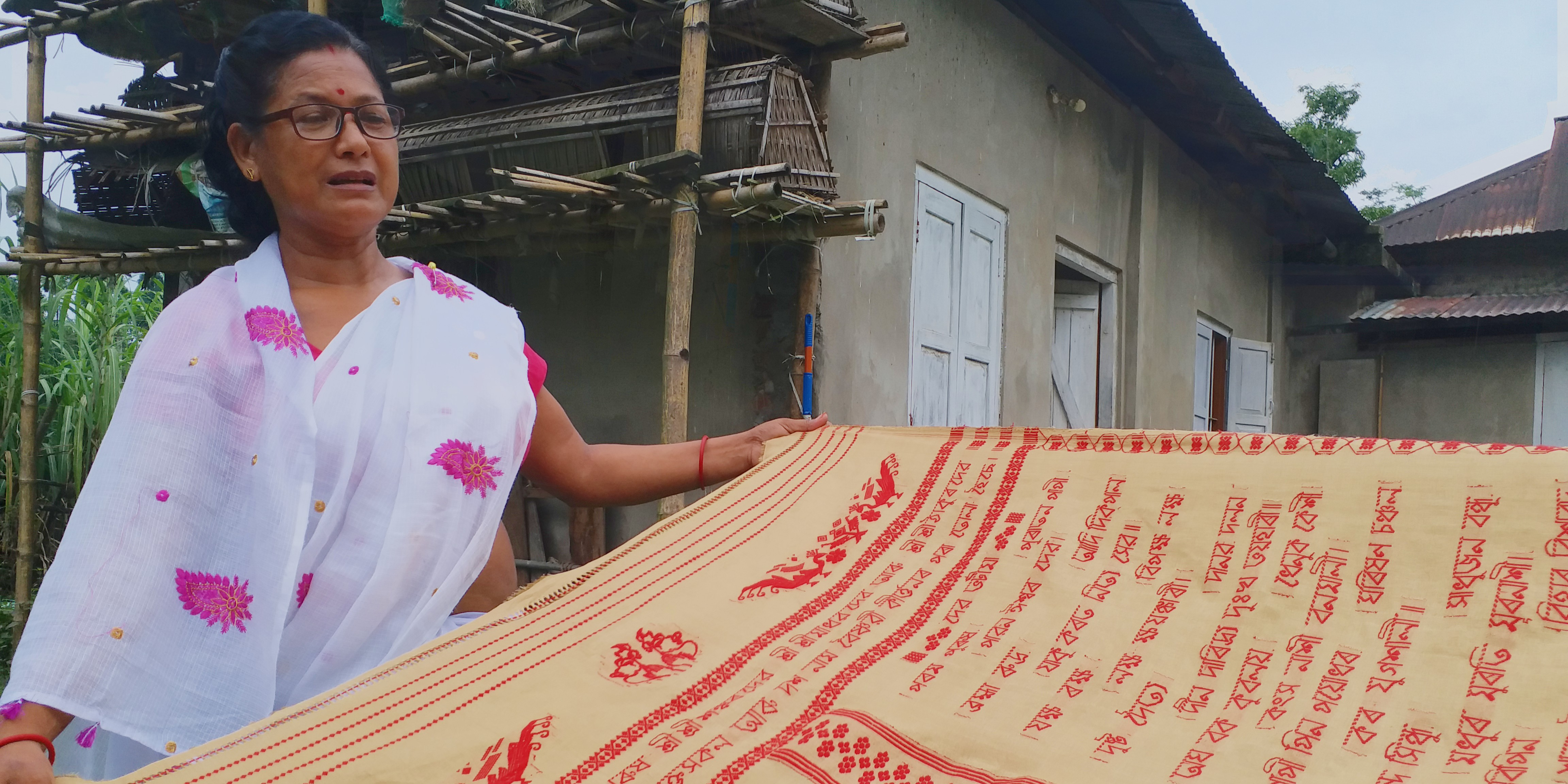 assamese-woman-portrayed-ram-vijay-nat-in-her-loom