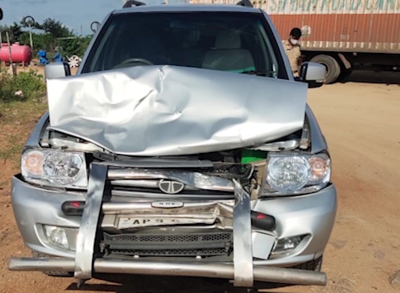 accident-to-a-vehicle-in-chandrababu-convoy