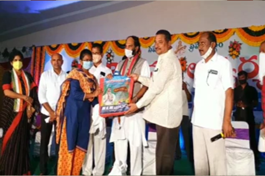 Uttam Kumar Reddy  distributed essentials to private teachers