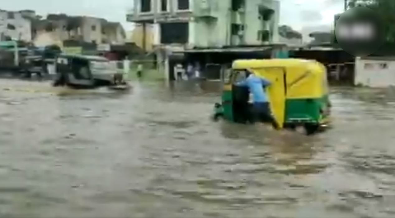 Vehicles facing difficulty due to waterlogging on the city's roads