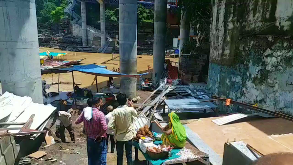 Shop fell due to flood