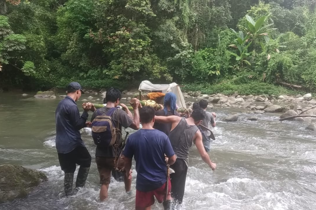 কান্ধত তুলি চিকিৎসালয়লৈ প্ৰেৰণ ৰোগীক