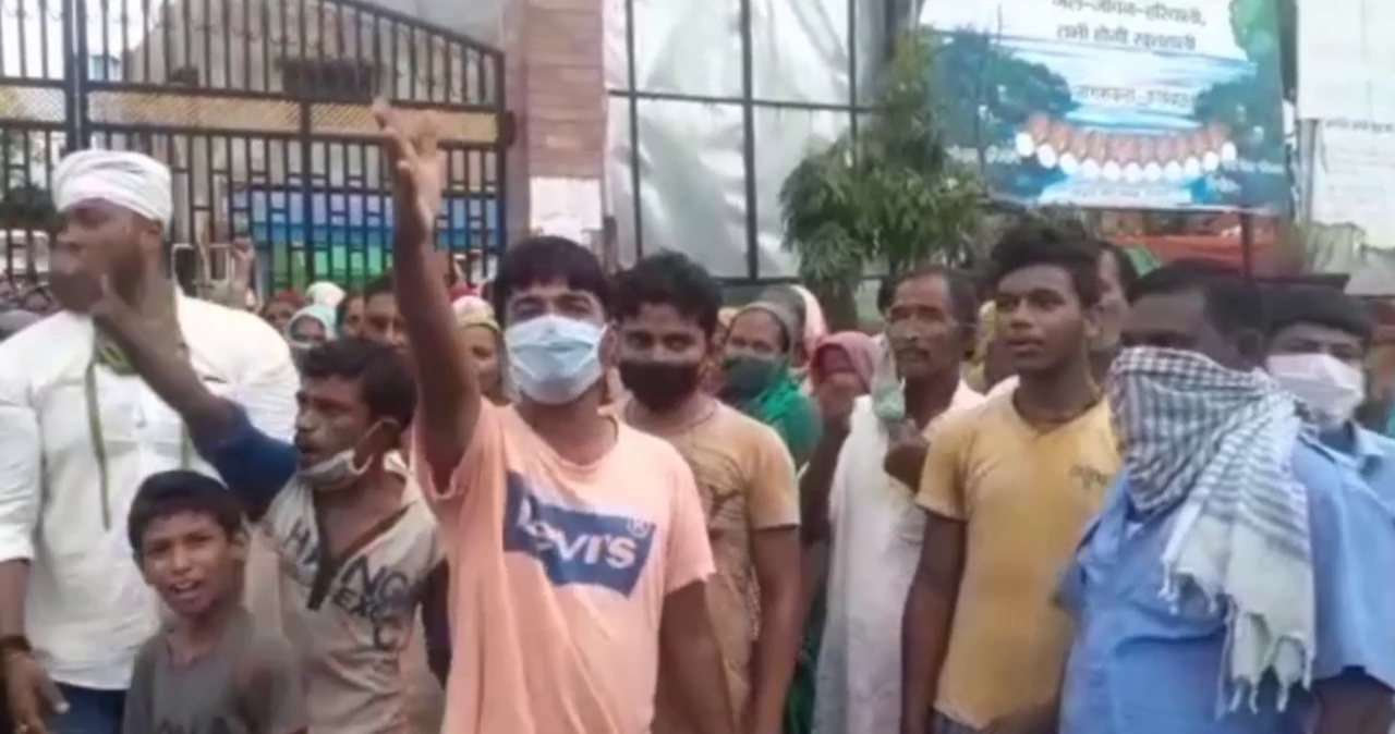 Angry people create ruckus at Municipal Corporation Gate due to non-receipt of flood assistance