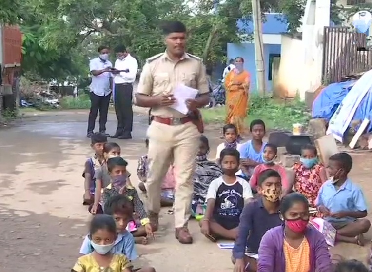 Sub-Inspector teaches children of migrant workers in Begaluru