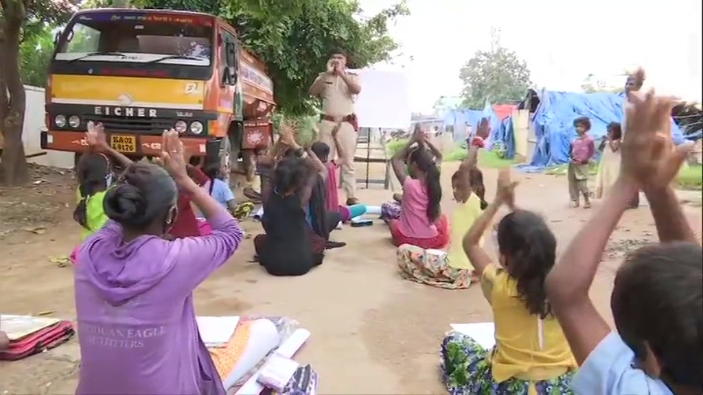 Sub-Inspector teaches children of migrant workers in Begaluru