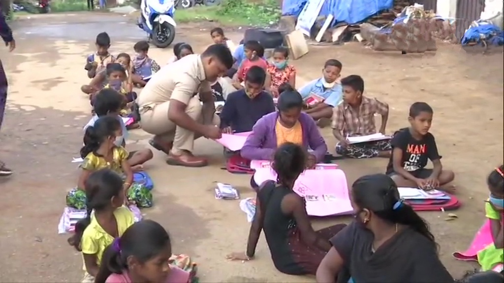 Sub-Inspector teaches children of migrant workers in Begaluru