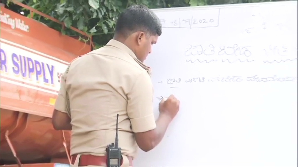 Sub-Inspector teaches children of migrant workers in Begaluru